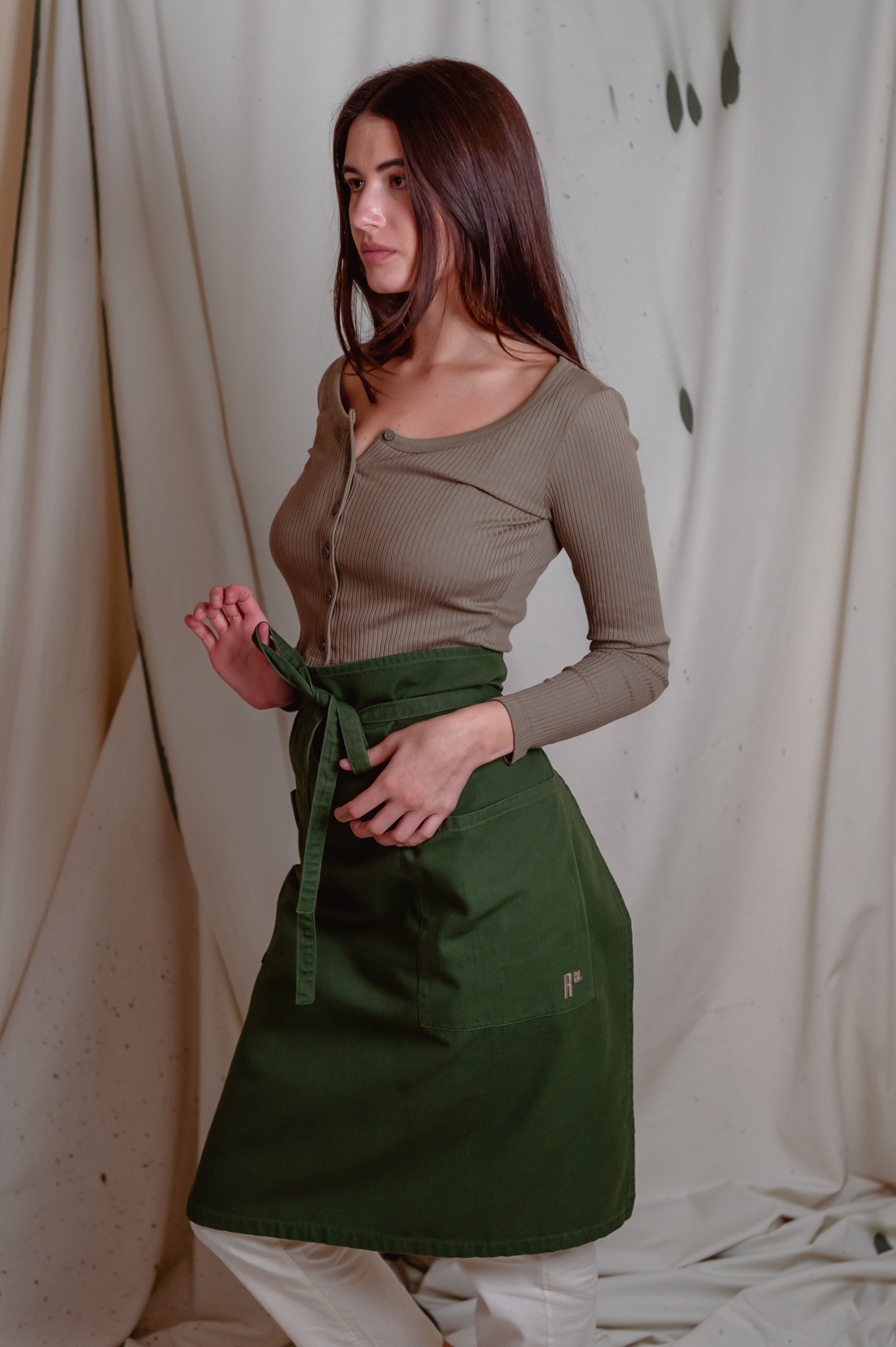 green apron with pockets